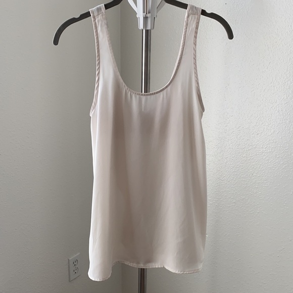 Cream tank with bow detail on back - Picture 2 of 4
